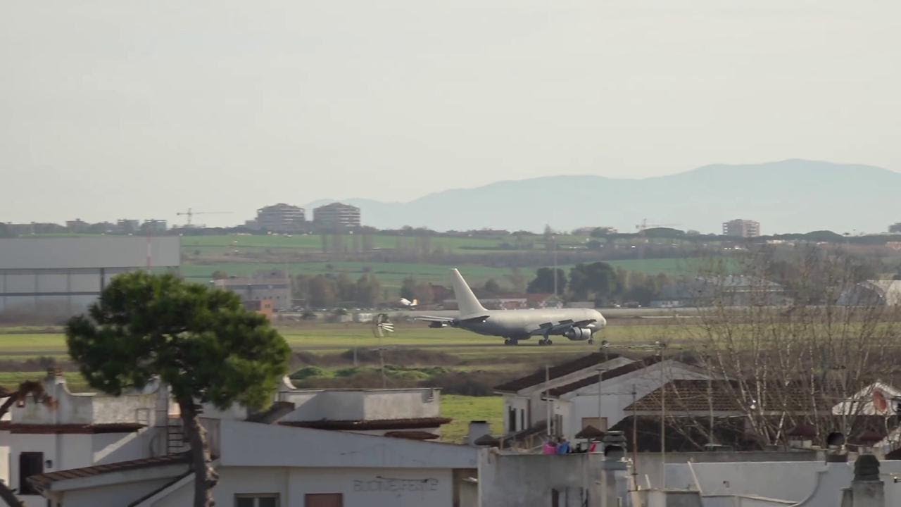 Coronavirus, arrivato l'aereo con gli italiani da Wuhan: l'atterraggio a Pratica di Mare