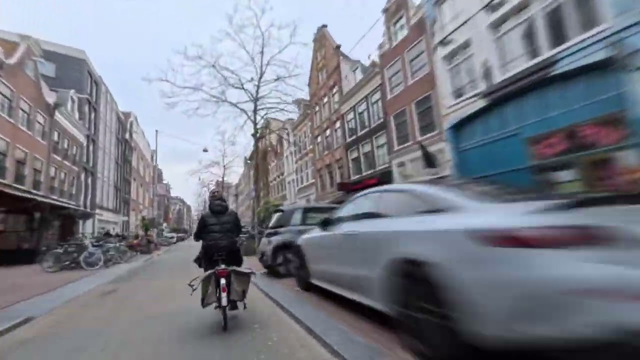 A bike ride through Amsterdam city centre from Central Station to the 9 Straatjes