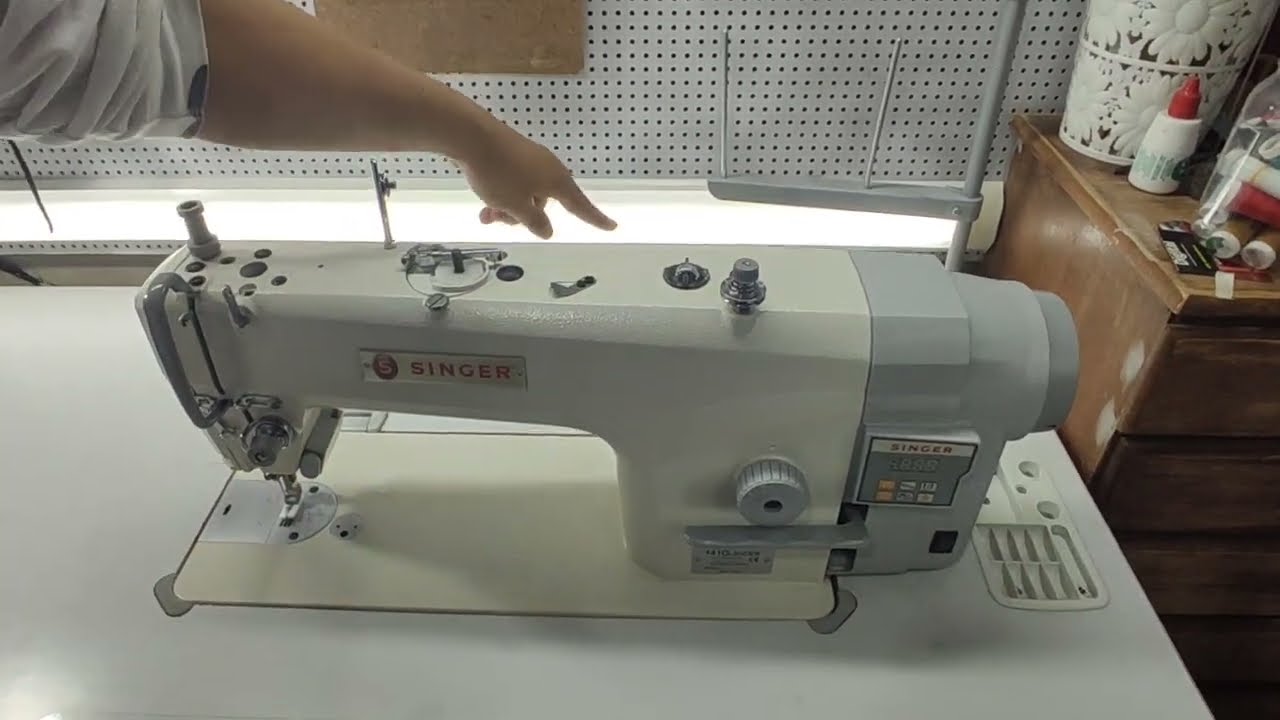 Máquina reta Singer 141G 20CEB troca de óleo e limpeza .