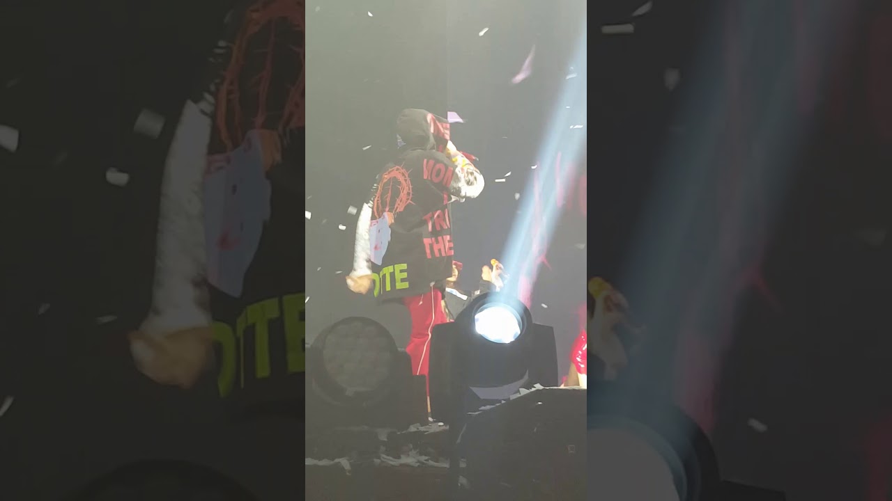 Gdragon Motte in Manila - Encore Crooked With Dara
