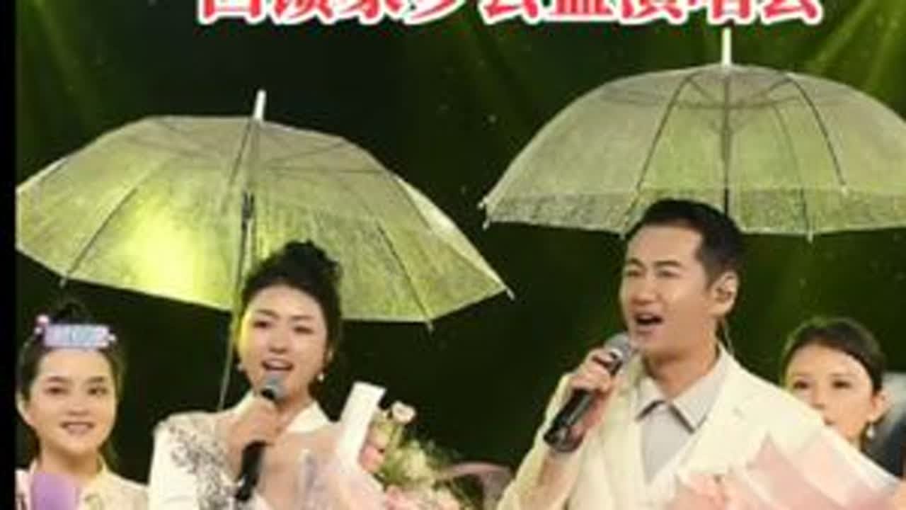 太感人了！太感人了！罗娇，徐子崴，顶风冒雨为父老乡亲献歌。        在这个人人都追逐流量的时代，你却毅然决然的选择了，把最动听的歌声献给生养你的土地，把最真挚的情感献给伴陪你成长的亲人，...