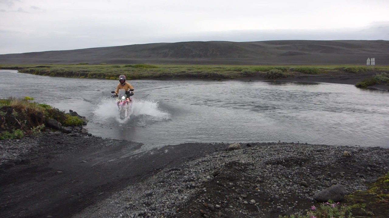 Crossing a river in Iceland - F88 - difficult ford