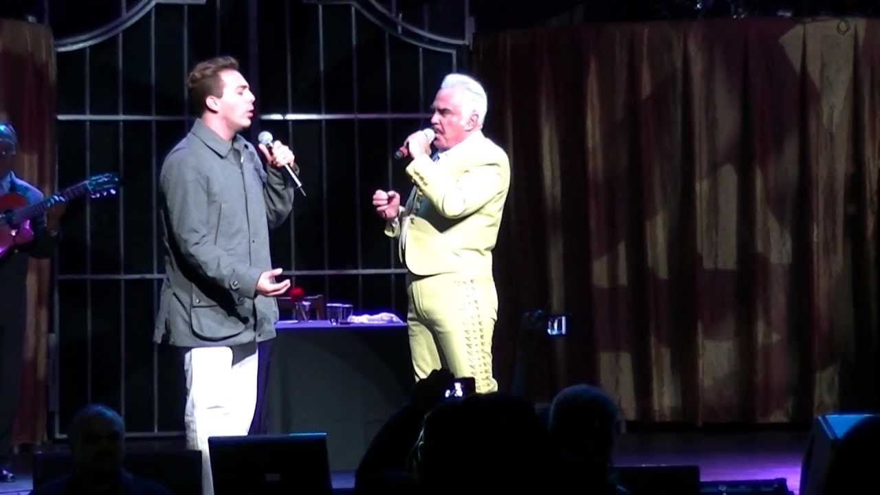 Vicente Fernandez y Cristian Castro en el Gibson Amphitheatre en Los Angeles
