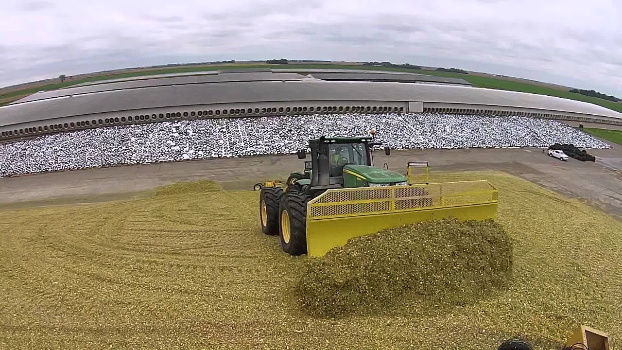 John Deere 9560R with Degelman 7900 Dozer Blades Piling Corn Silage