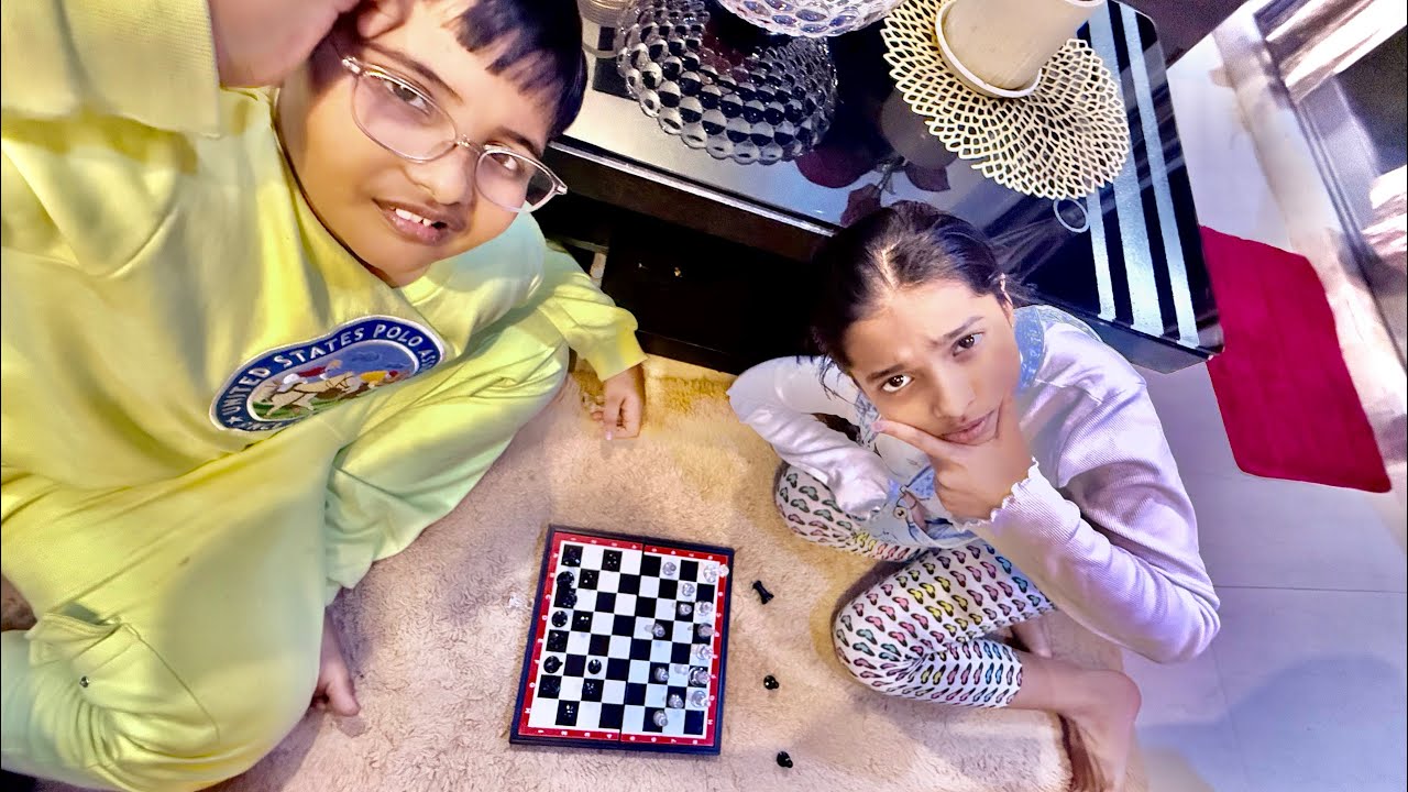 CHESS ♟️ 😲 kaise khelte hai , Mere bache kuch or hi khel rhe hai