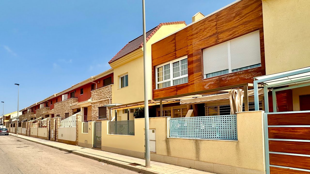 Casa con 5 habitaciones, garaje para 3 coches y espacio exterior en San Pedro del Pinatar