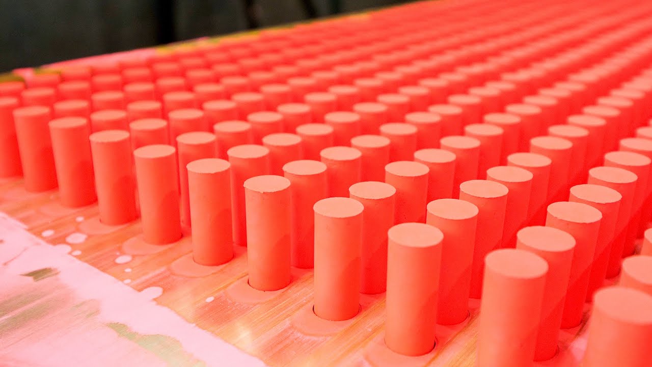 チョークを大量生産するプロセス。昔ながらの日本製チョーク。