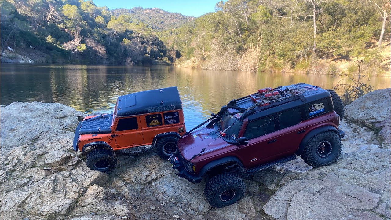 The Land Rover Defender can't keep up with the Ford Bronco ⛰️🥵 #automobile #crawler #offroad #enjoy 