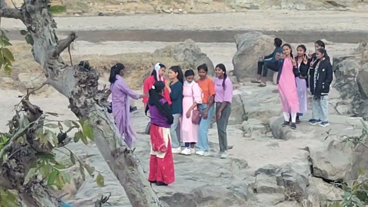 रानी कुंडी मेला स्थल युवा युवतियों की भारी भीड़