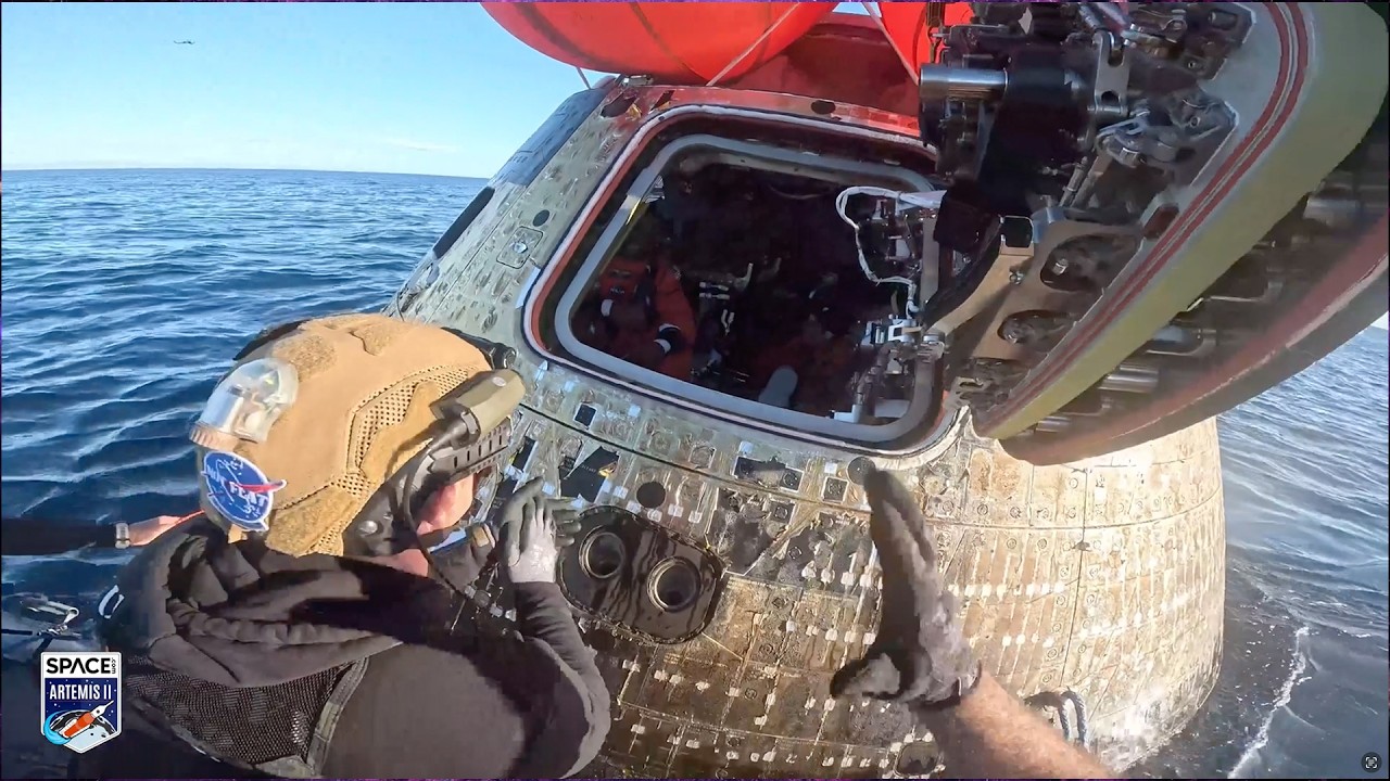 Люк капсулы Artemis 2 открыт командой водолазов ВМС после приводнения.