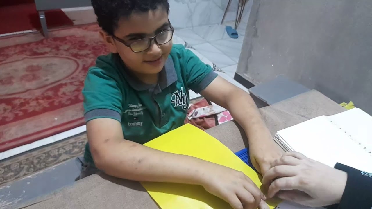 اختبار مبدئي للطالب آدم في الكتابة والقراءة بطريقة برايل للمكفوفين