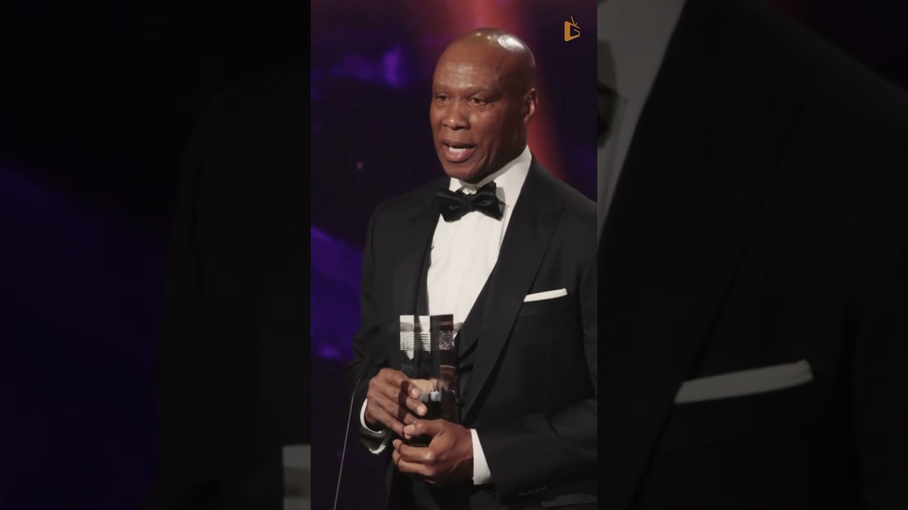 Byron Scott accepts the Community Impact award at the Unforgettable Gala