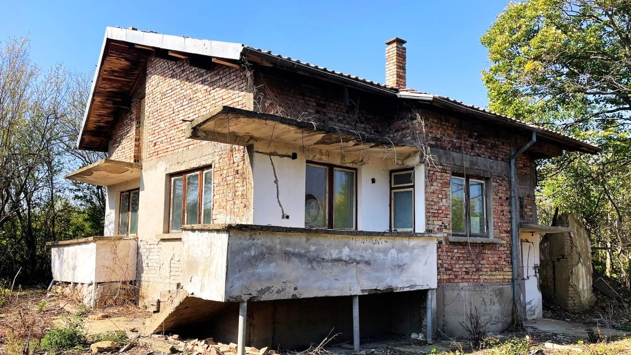 Незнакомец из мэрии повел меня в секретные дома в Болгарии.