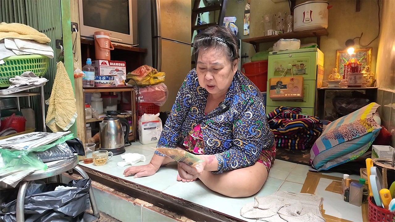 Cô Lệ Đau Đáu Mâm Cơm Cúng Ông Bà ngày TẾT và DỰ ĐỊNH Qua Tết Sẽ bán CƠM Lại để duy trì cuộc sống