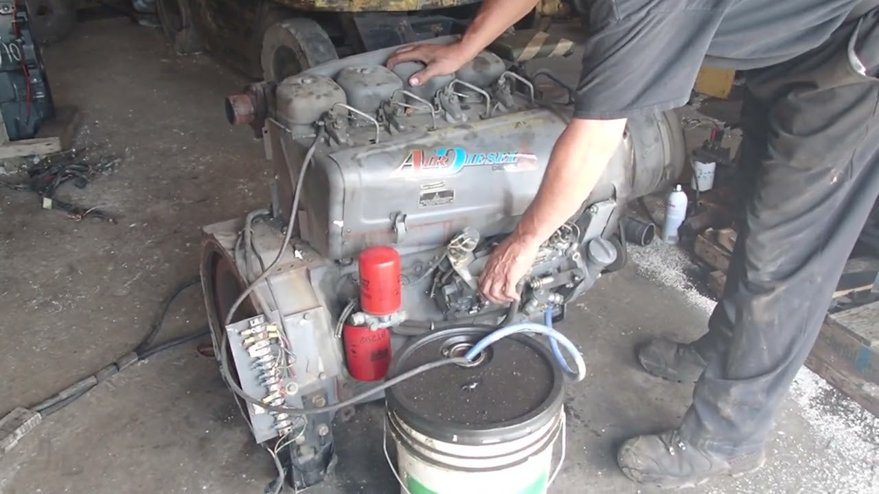 DEUTZ F4L912 ENGINE STARTUP P7190055