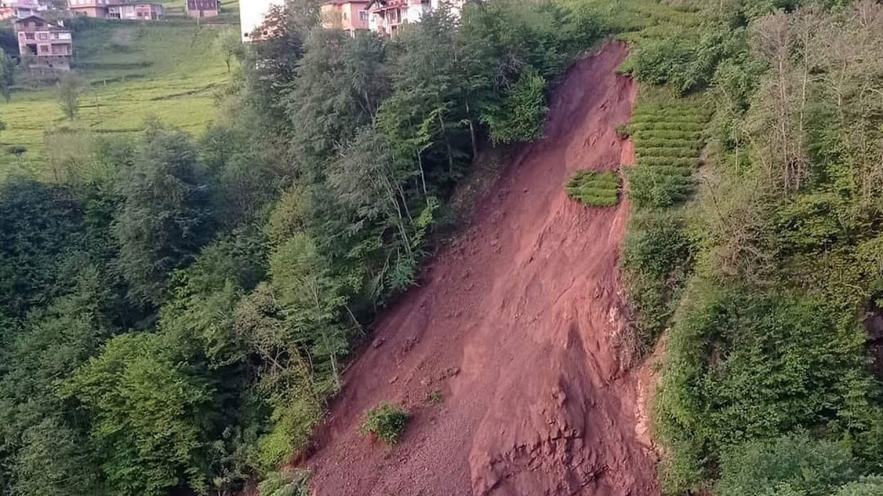 Trabzon'da heyelan anı kamerada! Çay bahçesi böyle yok oldu