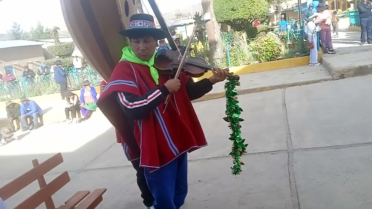 Doce machoq con lunarcha de puncuhuacca y osito de puncuhuacca