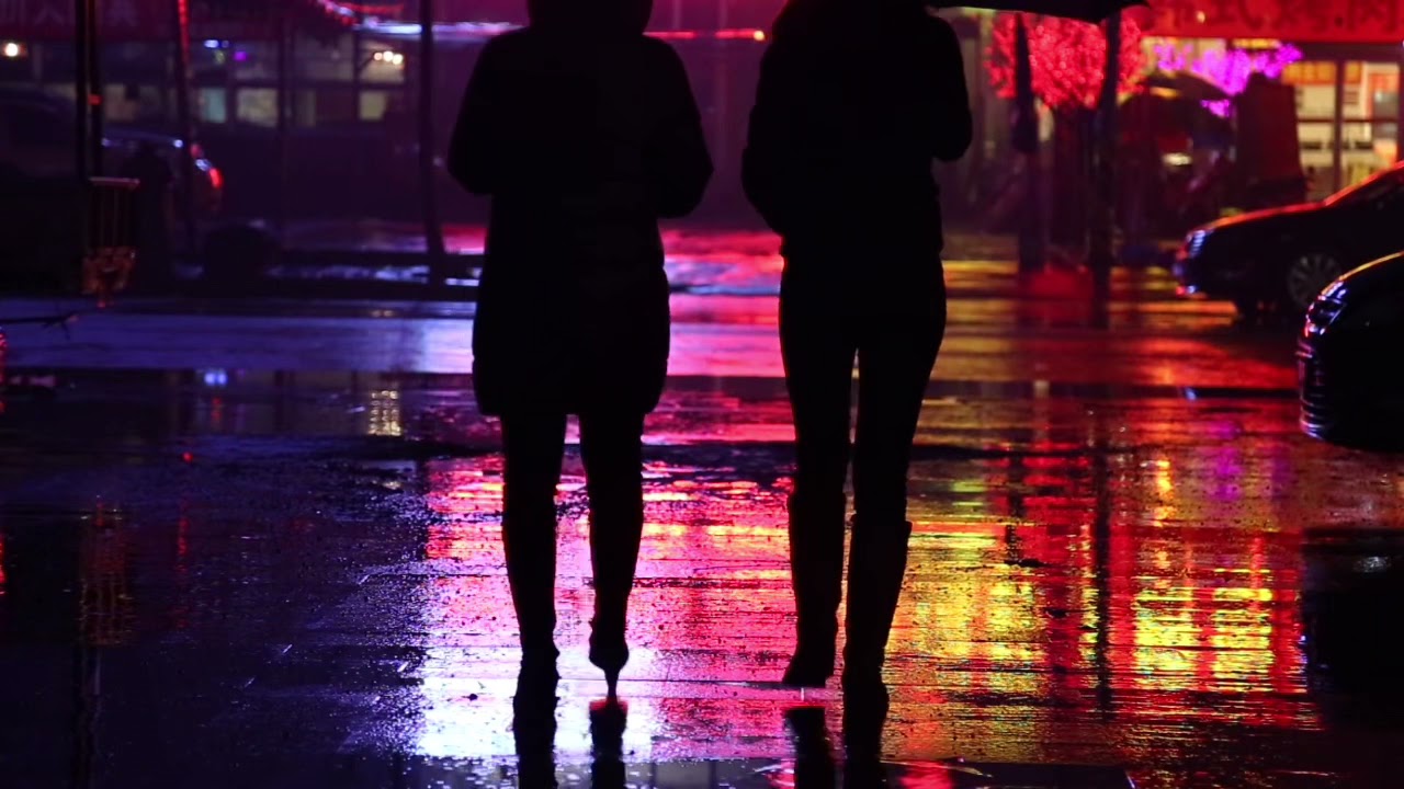 Cidade grande em noite chuvosa, som de chuva para relaxar e dormir