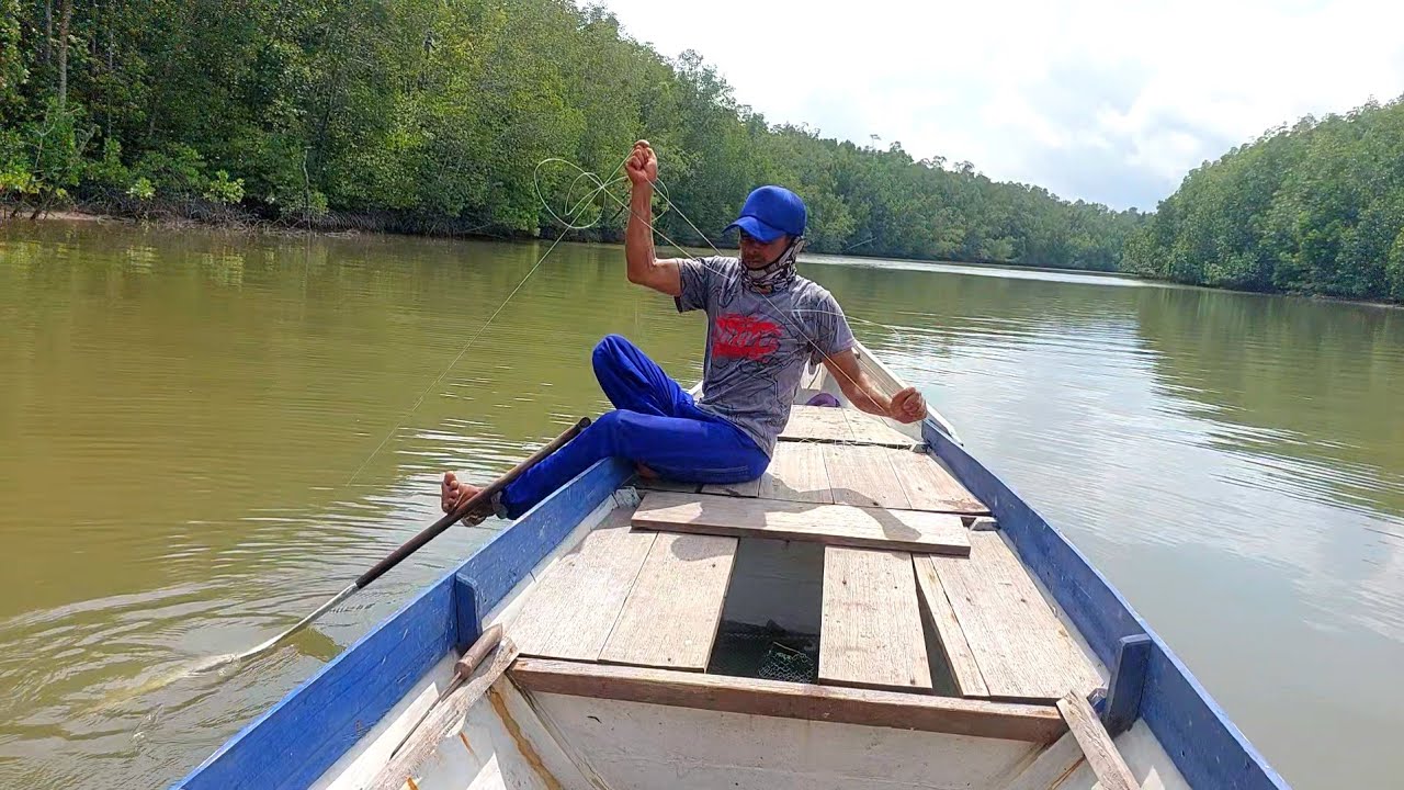 TERNYATA IKANNYA BERKUMPUL DIPERSIMPANGAN SUNGAI YANG DANGKAL INI