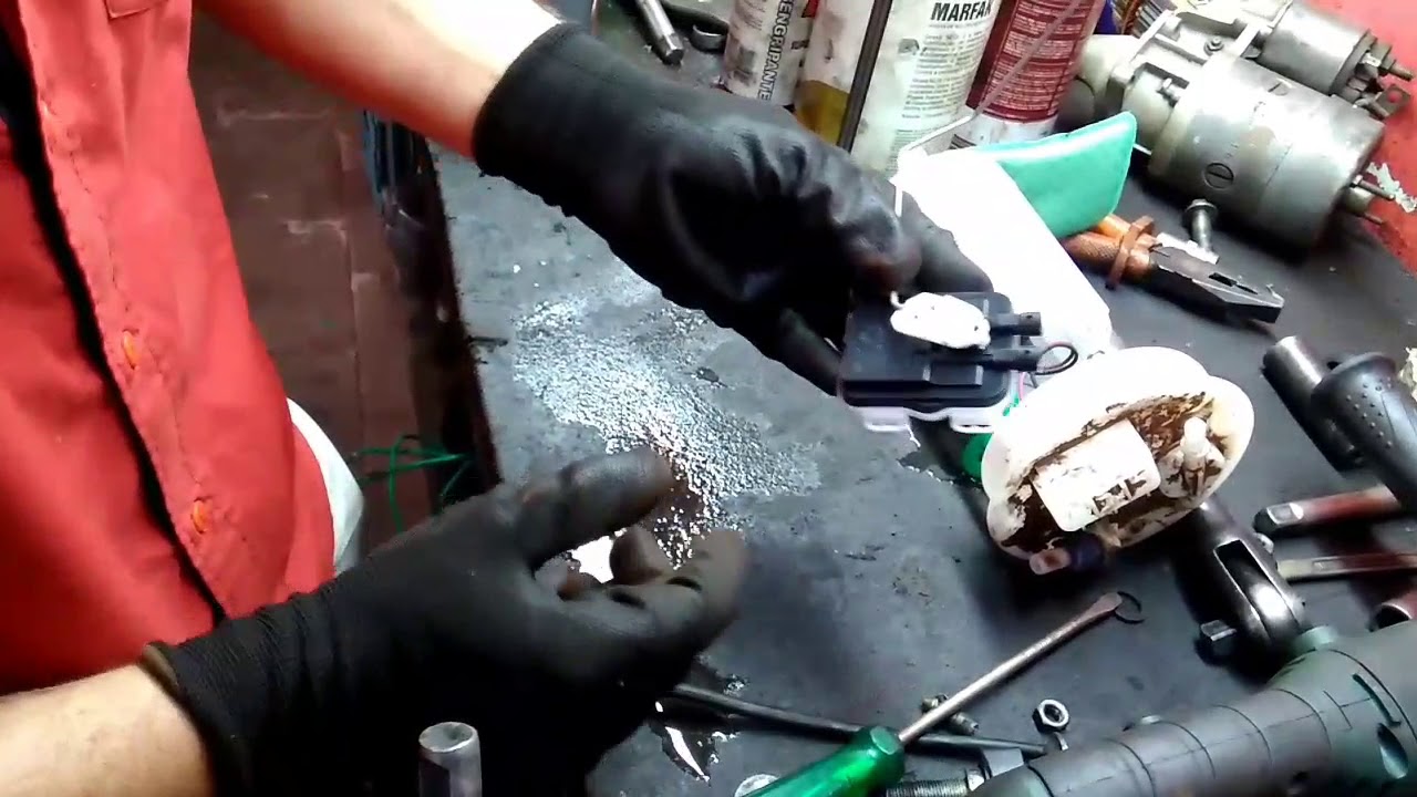 Como trocar o sensor de nível de combustível corsa!!!