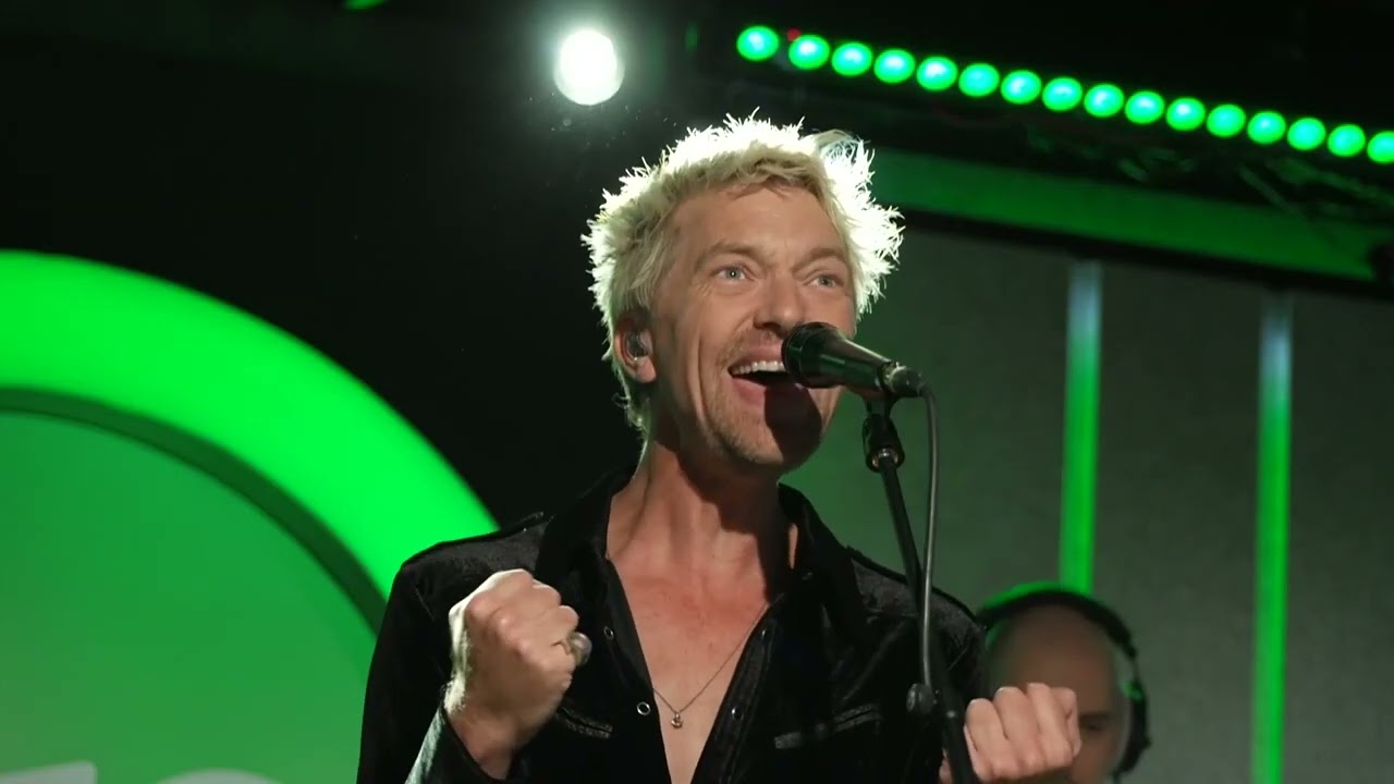 Heroes (David Bowie) performed live by Starman at Radio 10