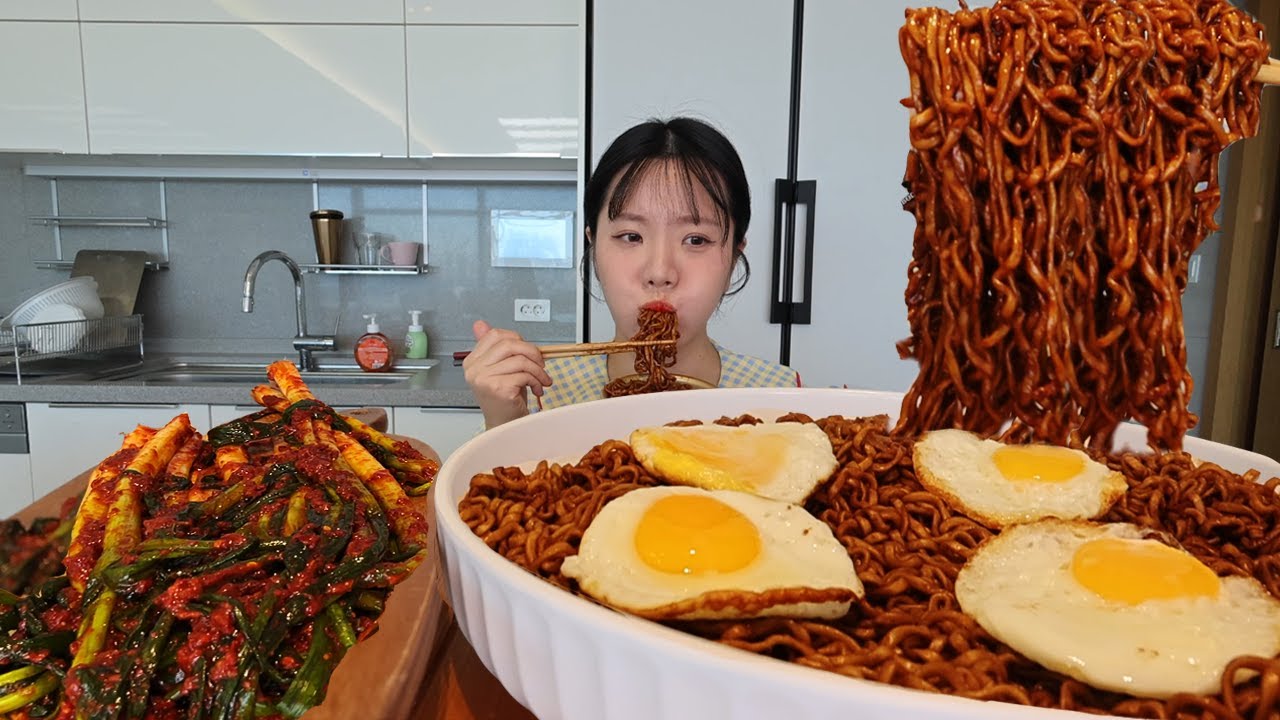 КОРЕЙСКАЯ ЛАПША С ЧЕРНОЙ ФАСОЛЬЮ И ОСТРЫЙ КИМЧИ МУКБАНГ