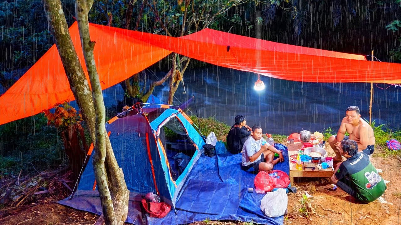 Diguyur hujan deras, bermalam di tenda hangat pinggir sungai yang deras, relaxing rain sound