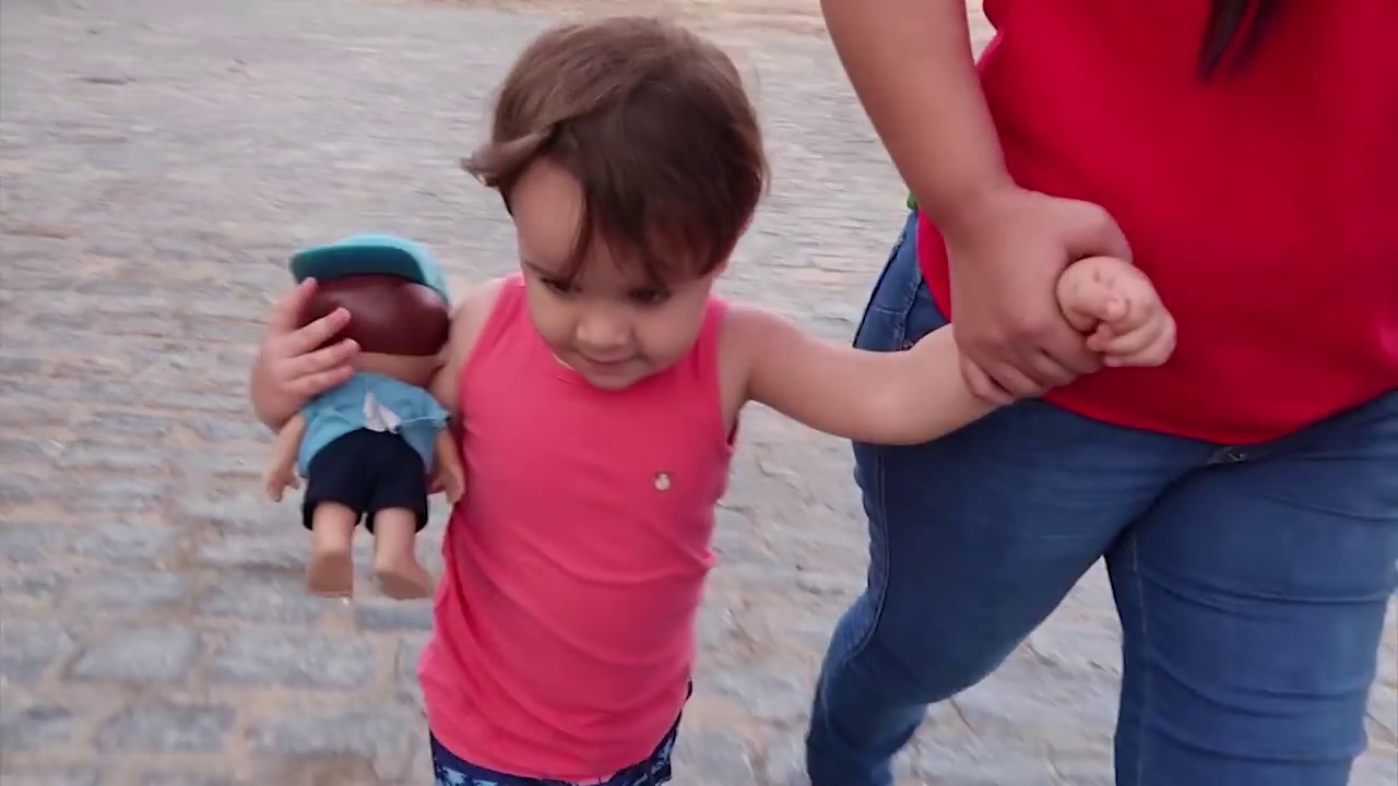 BONECO DO LUCCAS NETO! Meu irmão jogou na (PISCINA)