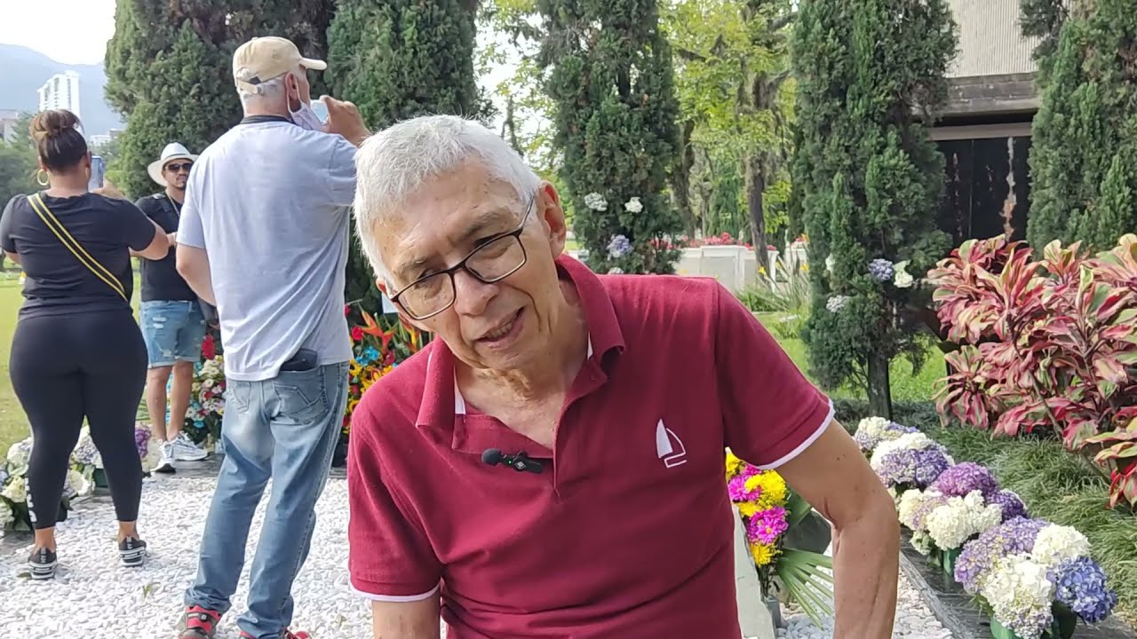 #ELCHINO | Visita de Édgar Jiménez a la tumba de Pablo Escobar