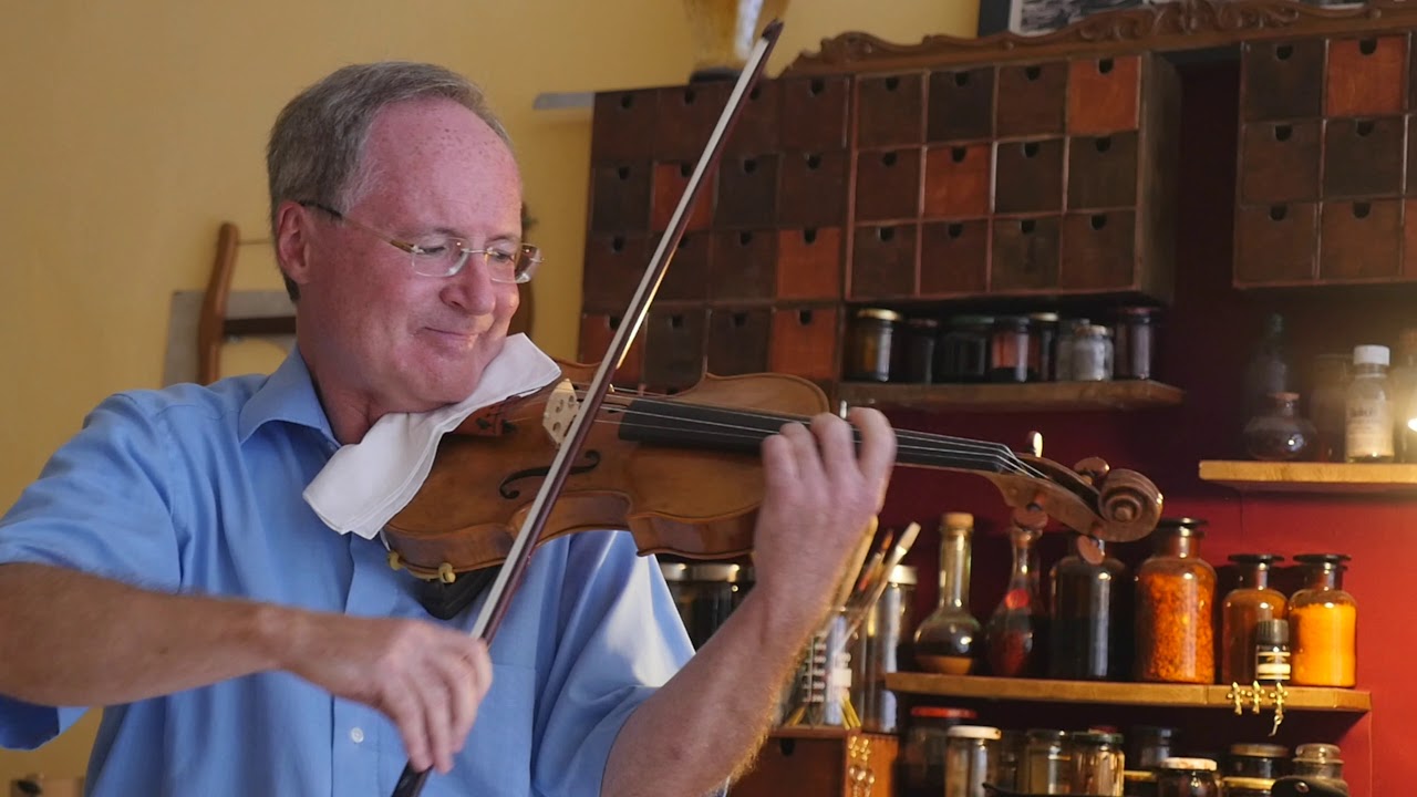 Testing Guarneri del Ges&ugrave; violin by Aleksandra Radonich