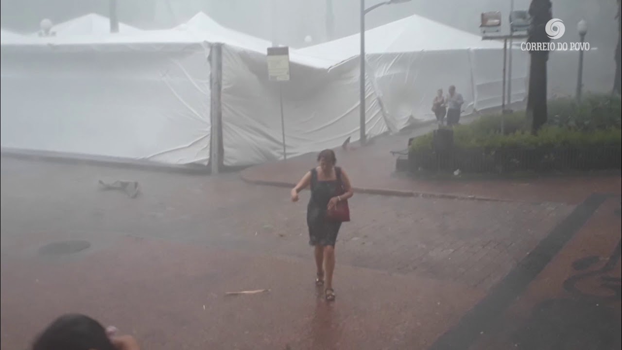 Temporal destrói Feira do Material Escolar na Praça da Alfândega