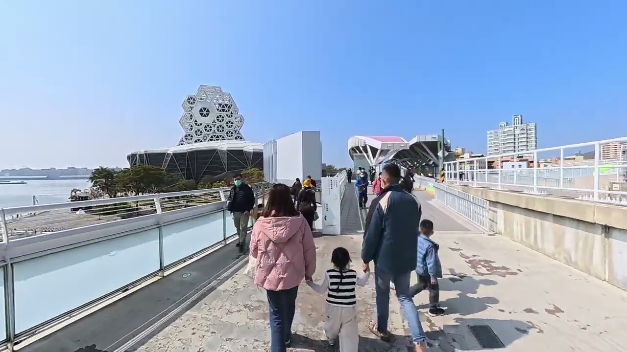 20 minutes no-cut biking in Kaohsiung - Software Technology Park → Glory Pier → Ultraman → Hamasen