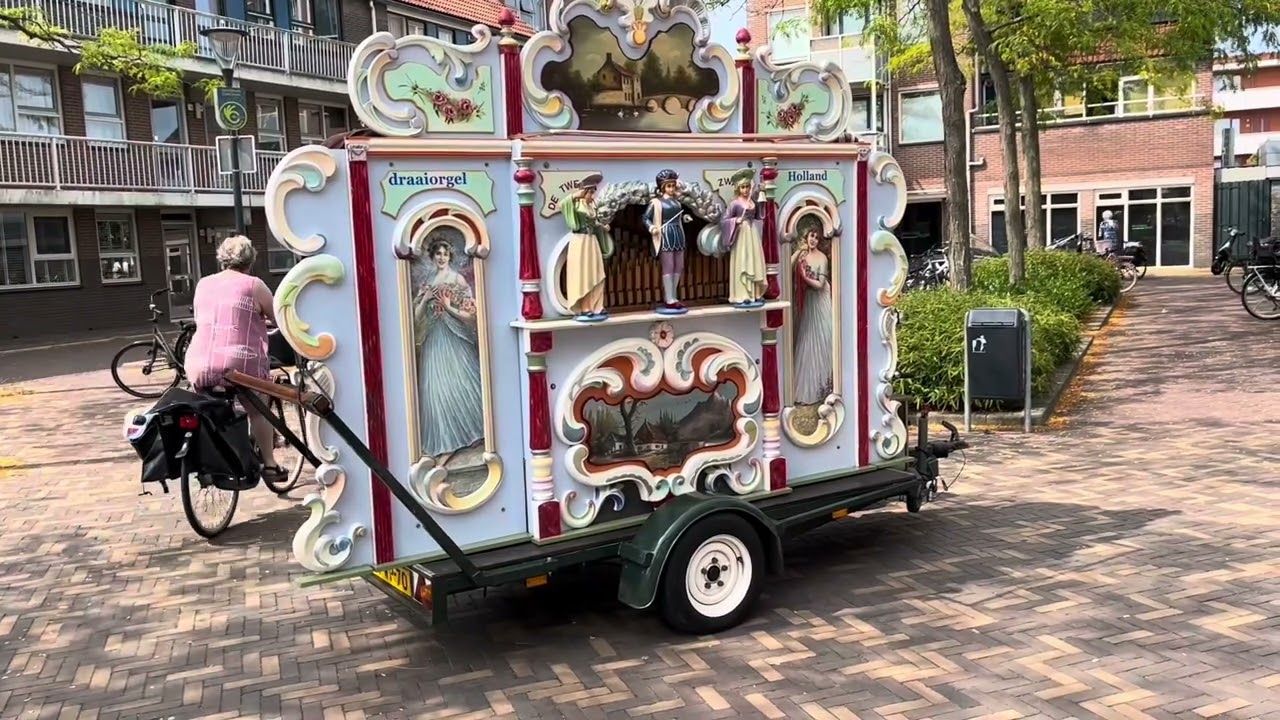 Draaiorgel de ‘Twee Zwanen’ speelt zomerhits