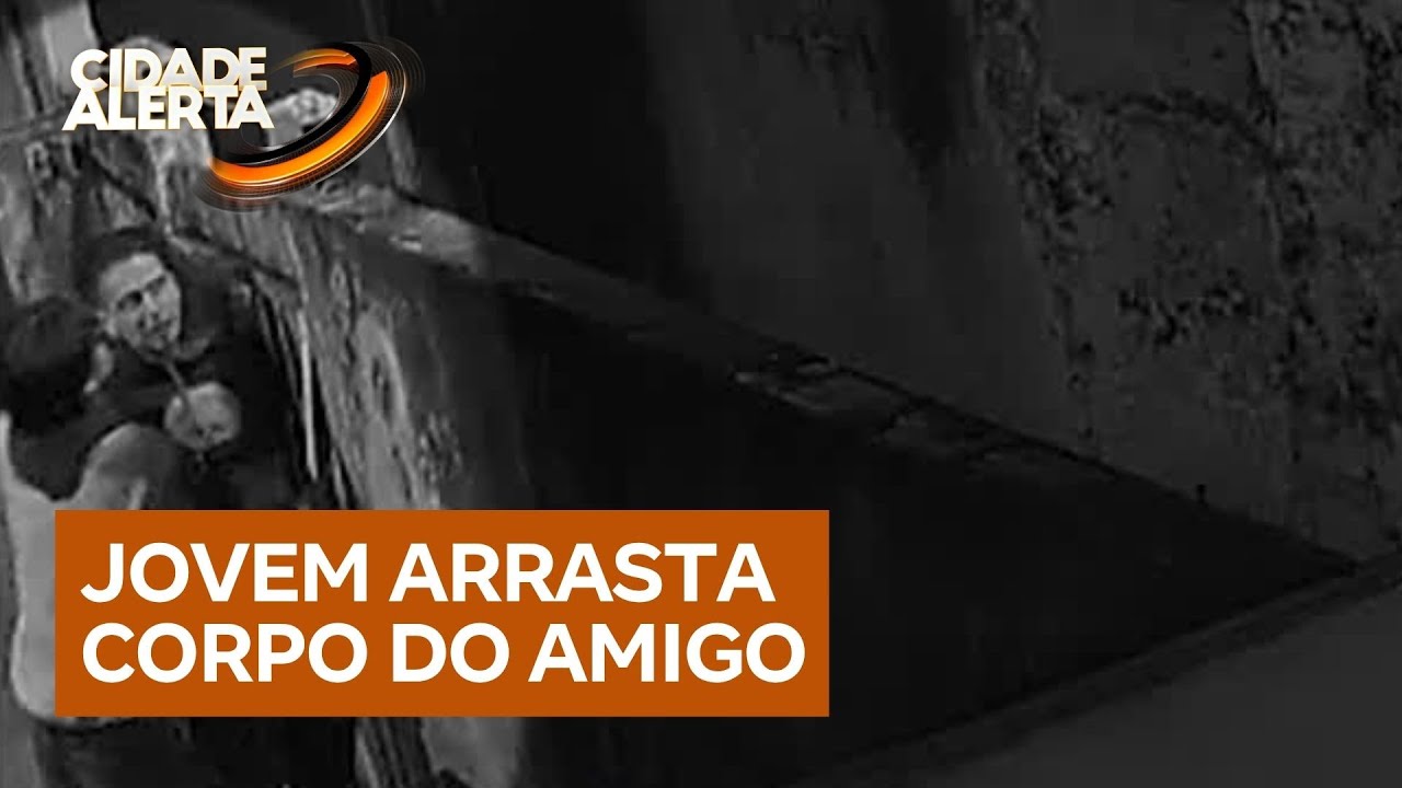Jovem é flagrado arrastando corpo de amigo após festa