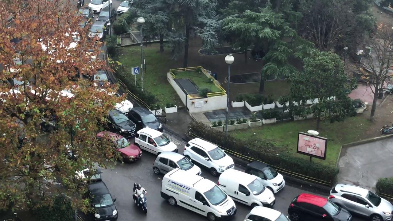 Napoli, piazza Medaglie d’Oro, ore 12:30: traffico impazzito