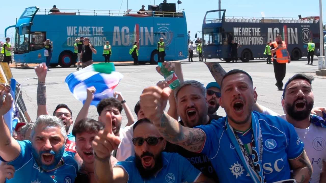 BUS SCOPERTO a NAPOLI 🙌💙 Tutto pronto per la Festa Scudetto 2025