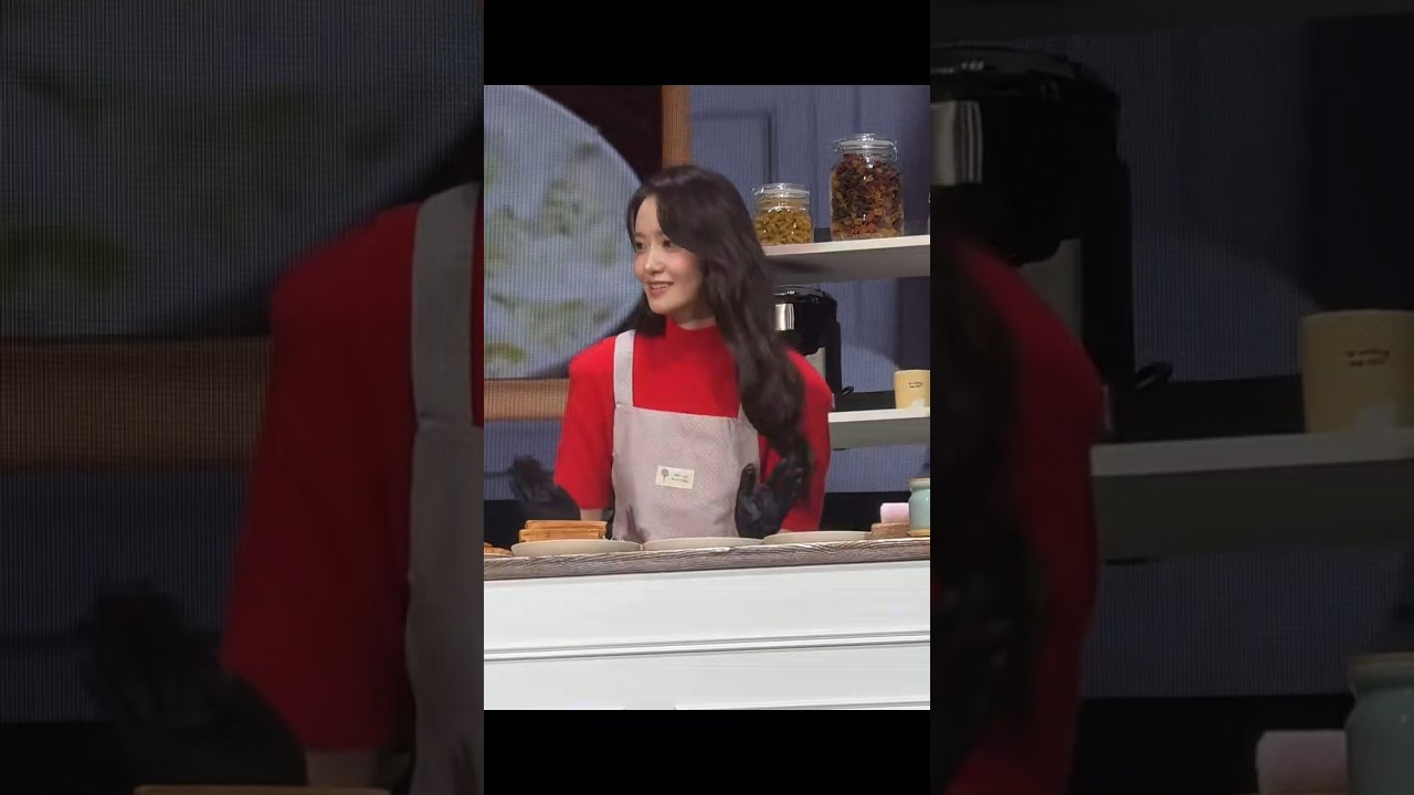 Lim Yoona makes sandwiches at a fan meeting in Macau 