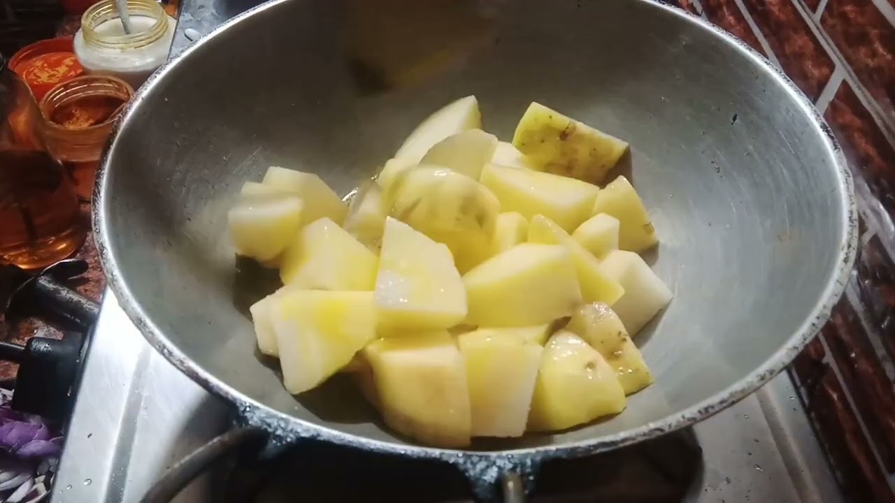 শীতের শেষে বানিয়ে ফেলুন দারুন স্বাদের কড়াই শুটির কচুরি আর আলুর দম #food #cooking #recipe
