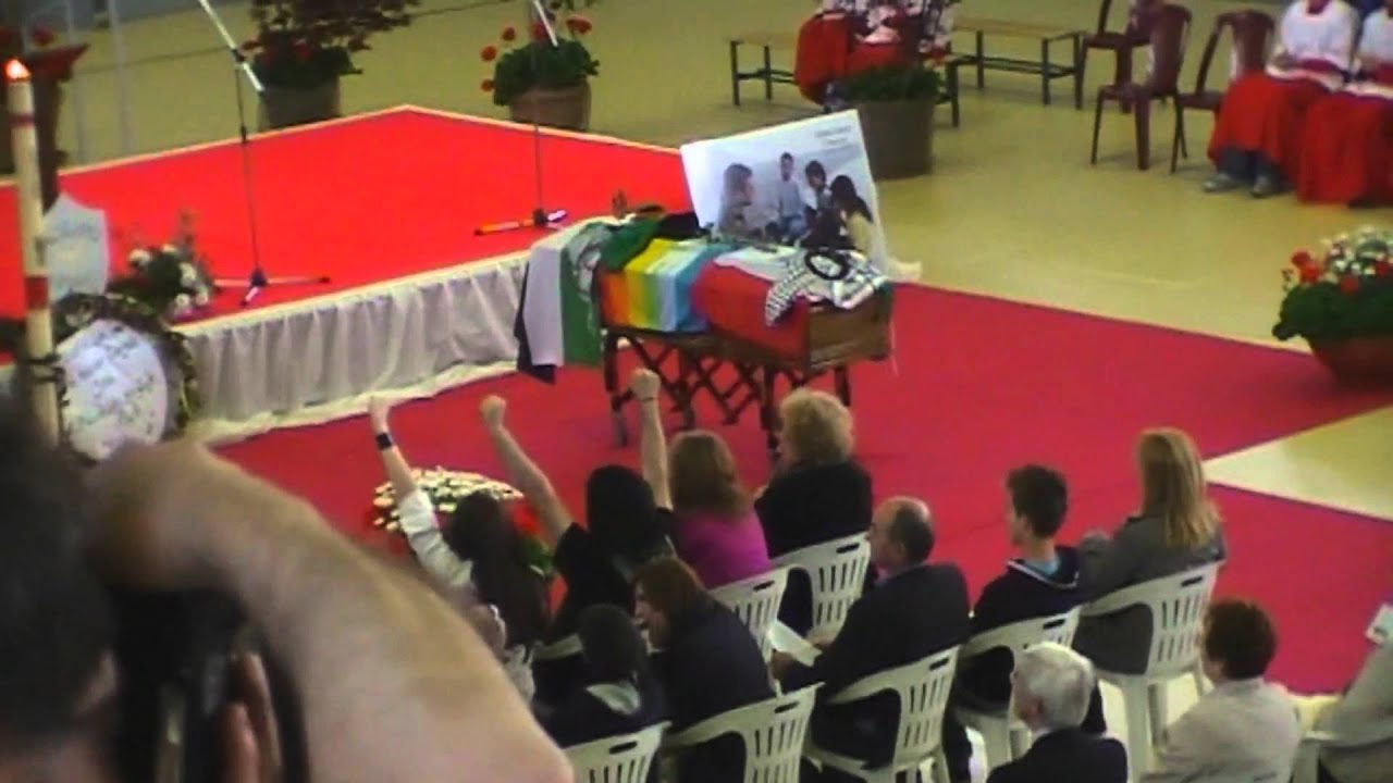 BELLA CIAO al funerale del partigiano VITTORIO UTOPIA ARRIGONI - Bulciago 24 aprile 2011.wmv