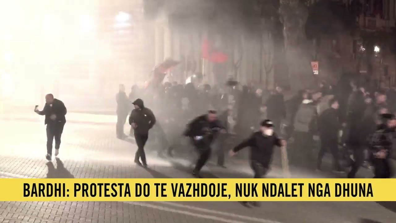 Protestuesi del para makinës së ujit, efektivët e largojnë me forcë