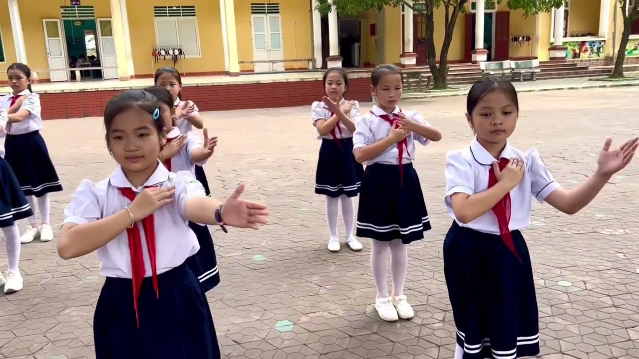 Hướng dẫn múa sân trường: Ai yêu Bác Hồ Chí Minh hơn thiếu niên nhi đồng