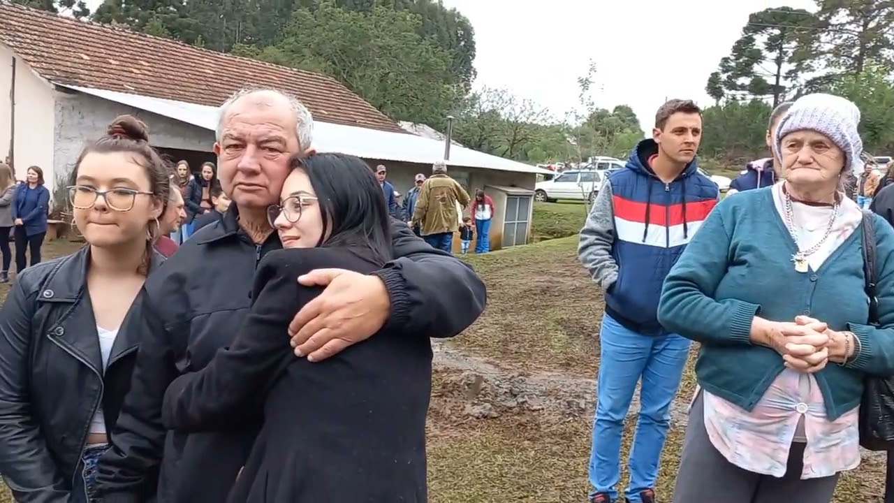 Pedro Antonio e Vitor Leonardo fazendo homenagem aos pais na festa do Tingui