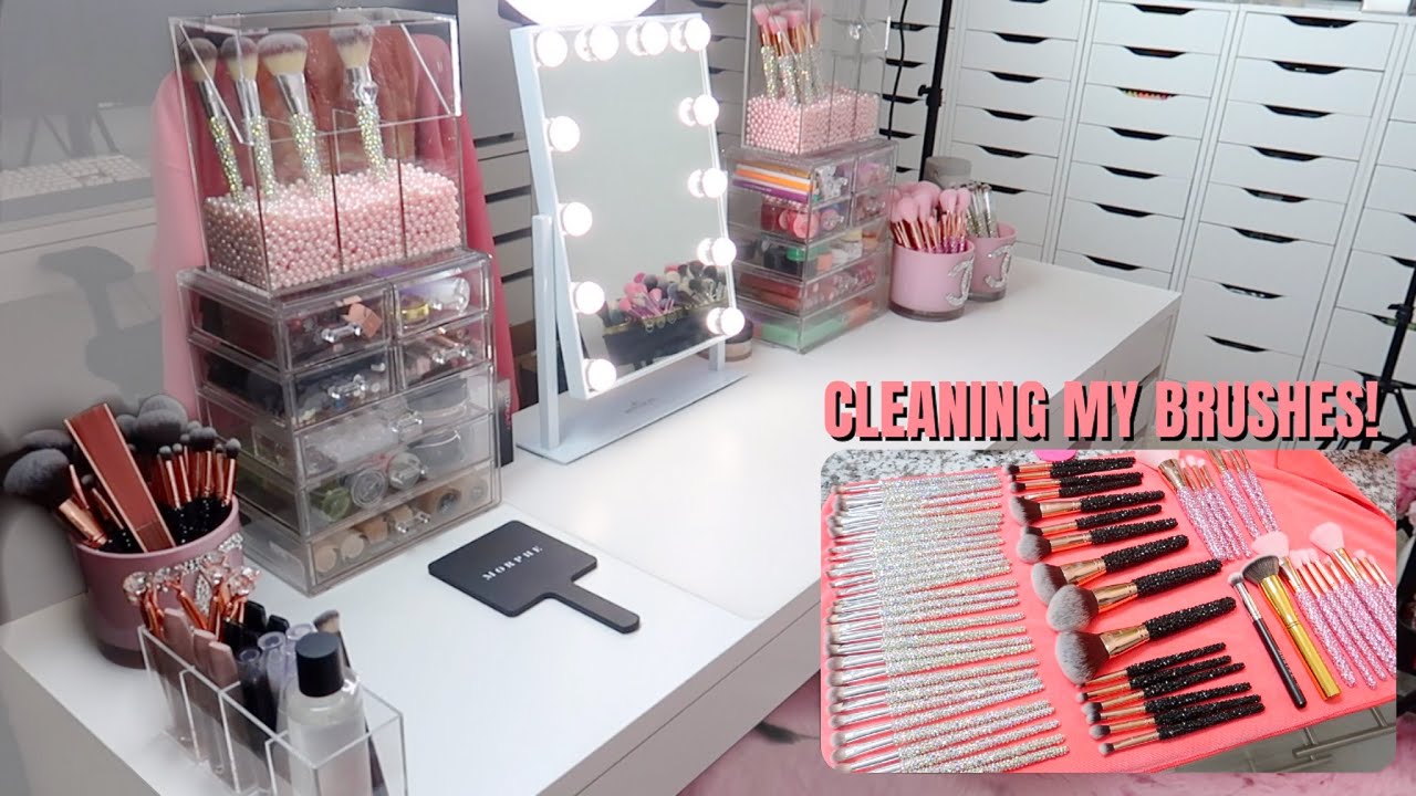MAKEUP ROOM CLEAN WITH ME + HOW I CLEAN MY BRUSHES - VLOGMAS DAY 10