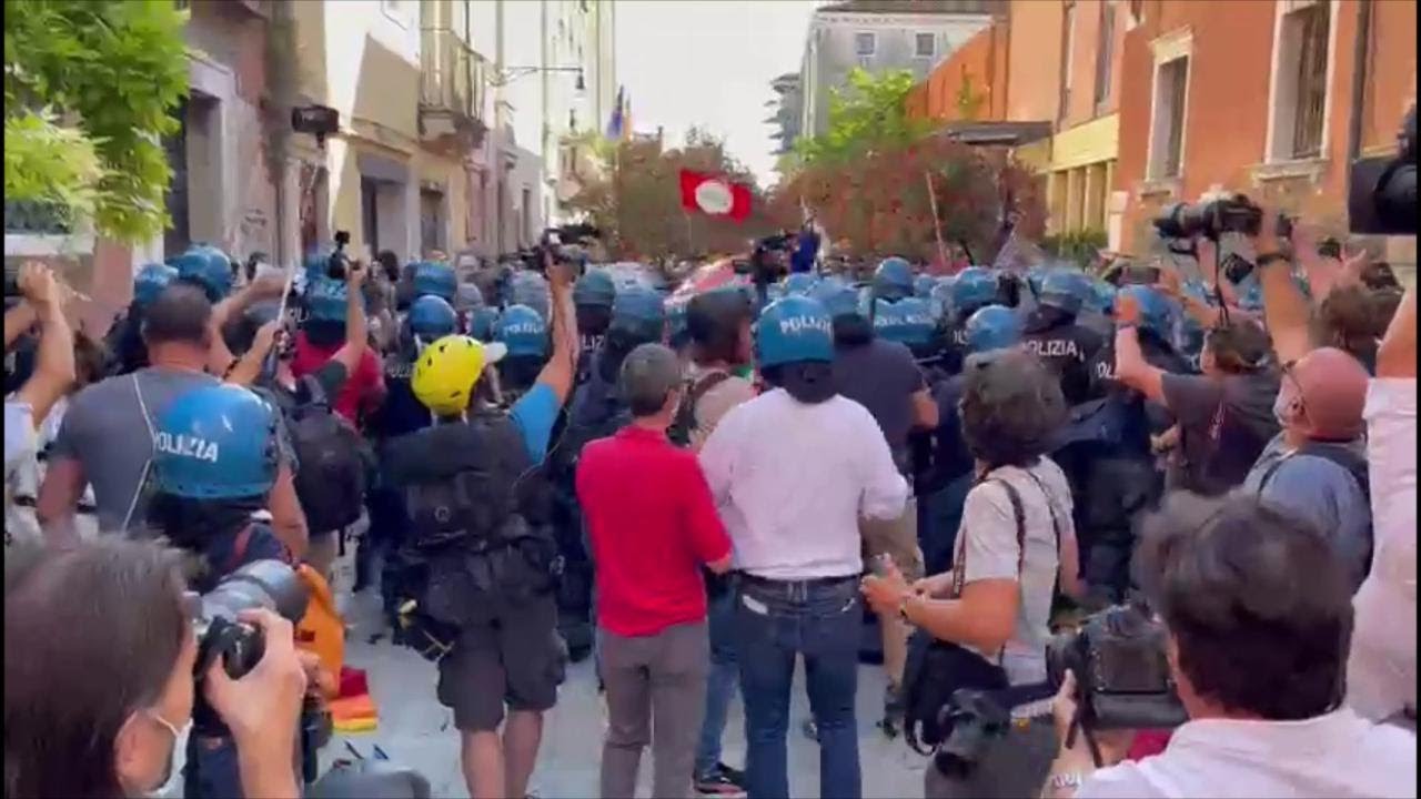 G20 a Venezia, ecco  la carica dei manifestanti