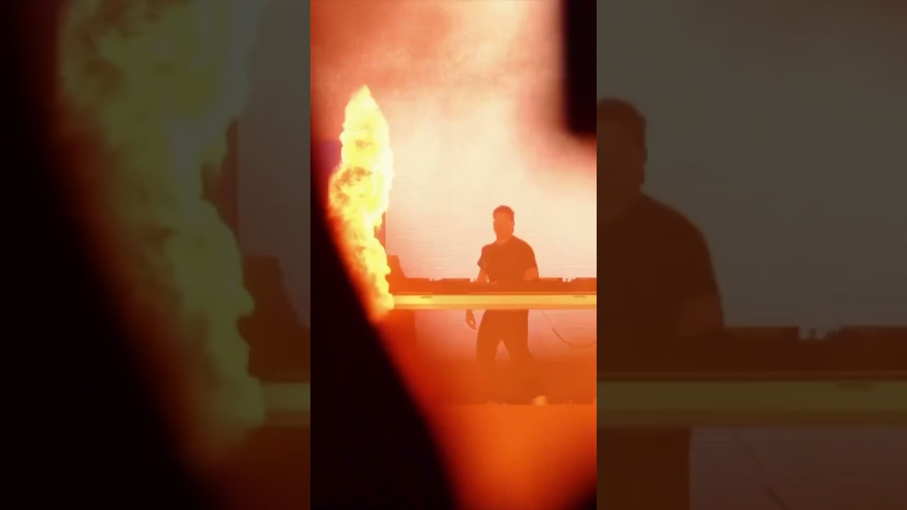 martingarrix dropping some dnb at @ultra Miami 