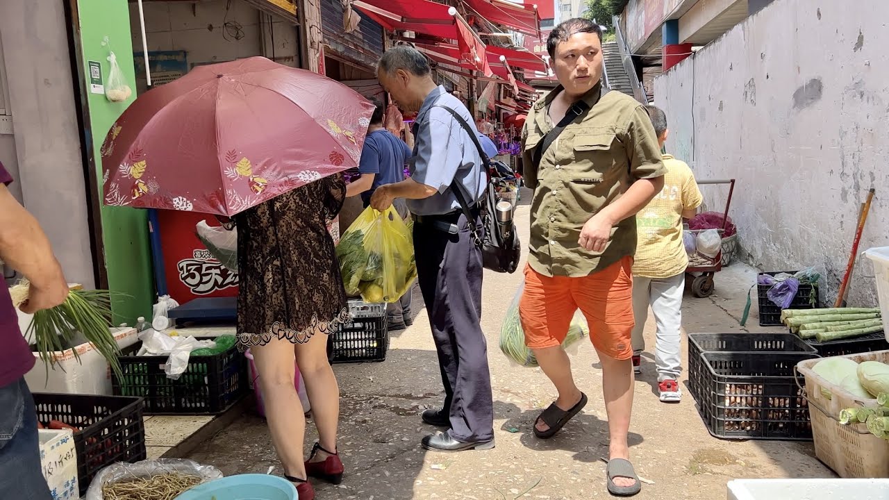 熱鬧的美食街，蟲子、螞蚱也成了美食。老年人接種新冠疫苗，送30枚雞蛋
