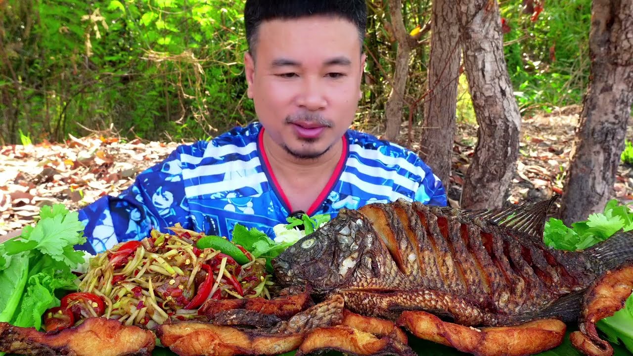 ปลานิลทอดส้มตำใส่มะกอกเผ็ดๆข้าวเหนียวฮ้อนๆ