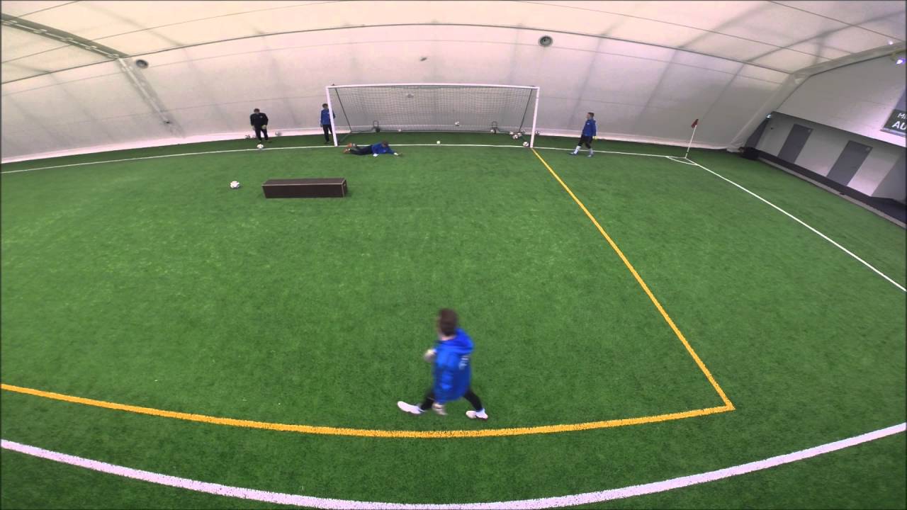 Goalkeeper training: reaction saves, 1v1 saves, close range shots