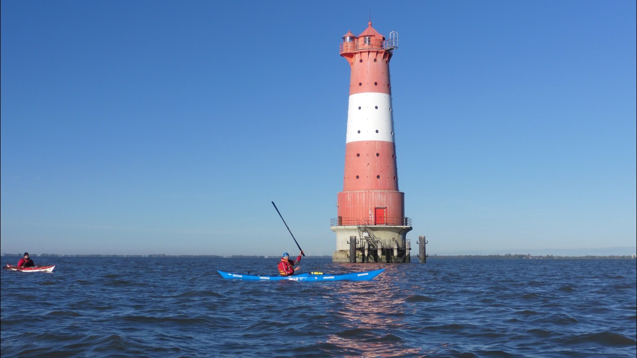 Mitten im Jadebusen liegt der Leuchtturm Arngast