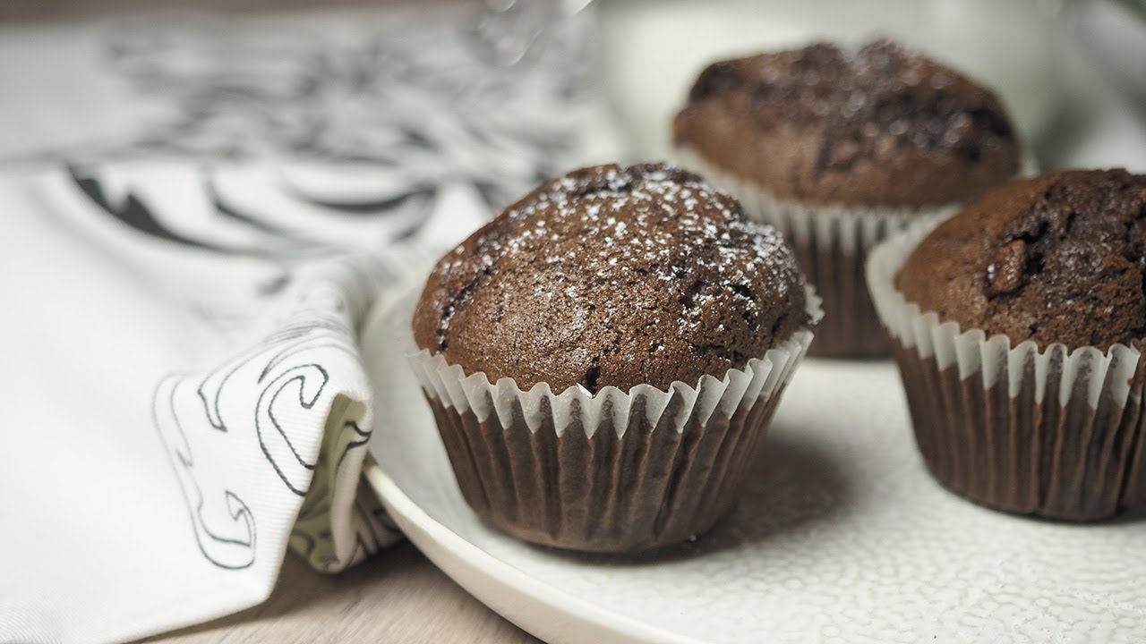 Čokoládové muffiny: Hrnčekový recept na nadýchané koláčiky